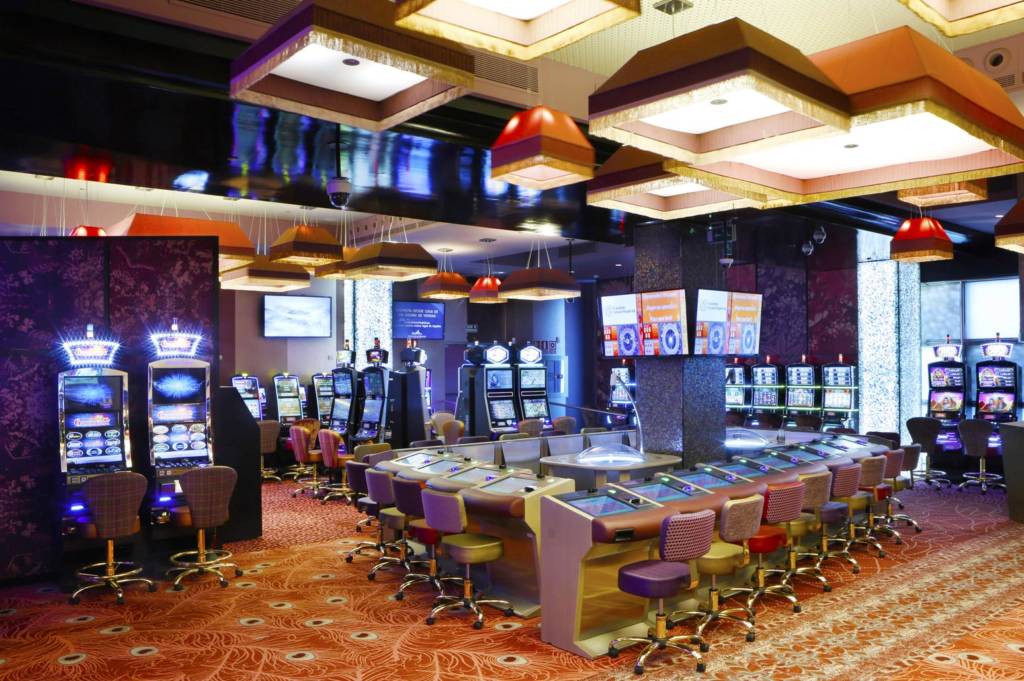 Casino Gran Madrid_Proyectos CE_Casino con pantallas LED en espacio de juego moderno con mobiliario e iluminación