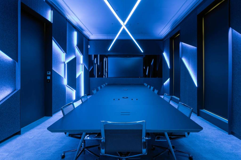 Denodo_Proyectos CE_Espacio de oficina con iluminación LED de colores a medida en sala de reuniones