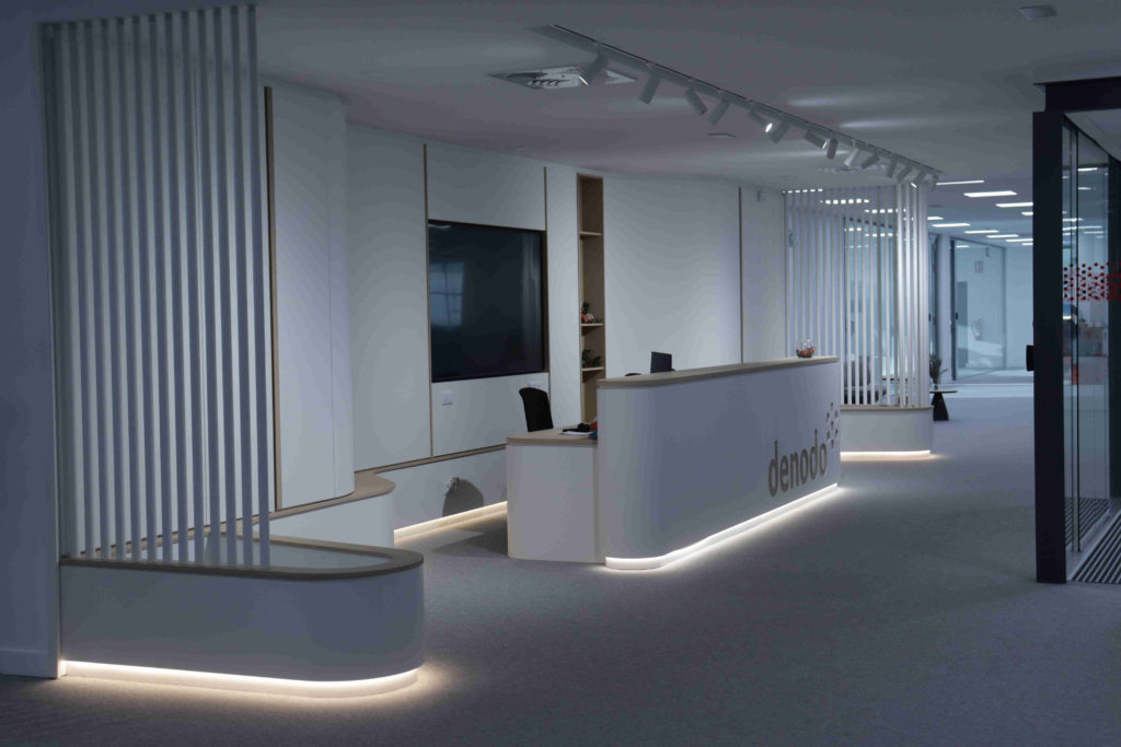 Zona de recepción con iluminación LED integrada en mobiliario