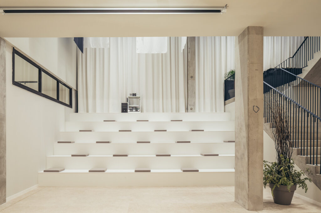 Soluciones audiovisuales en zona de ágora en Flex Living