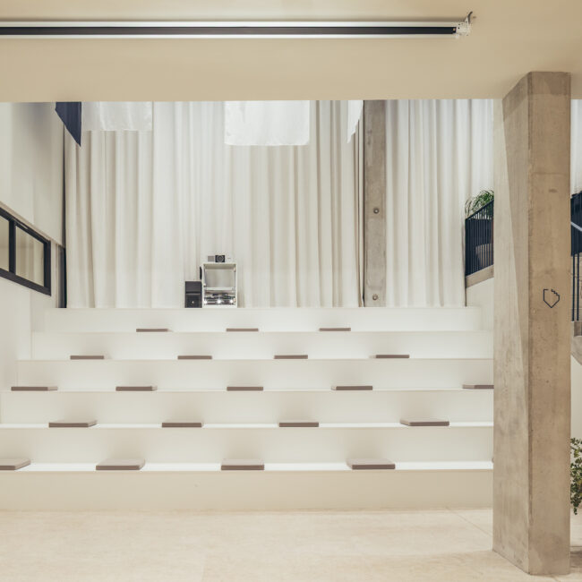 Soluciones audiovisuales en zona de ágora en Flex Living
